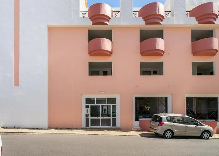 Da Rocha, Rosa, T1, Piscinas, Parqueamento E Internet By Ig Daire *