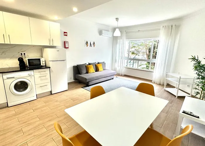 Da Rocha, Rosa, T1, Piscinas, Parqueamento E Internet By Ig Daire Portimão