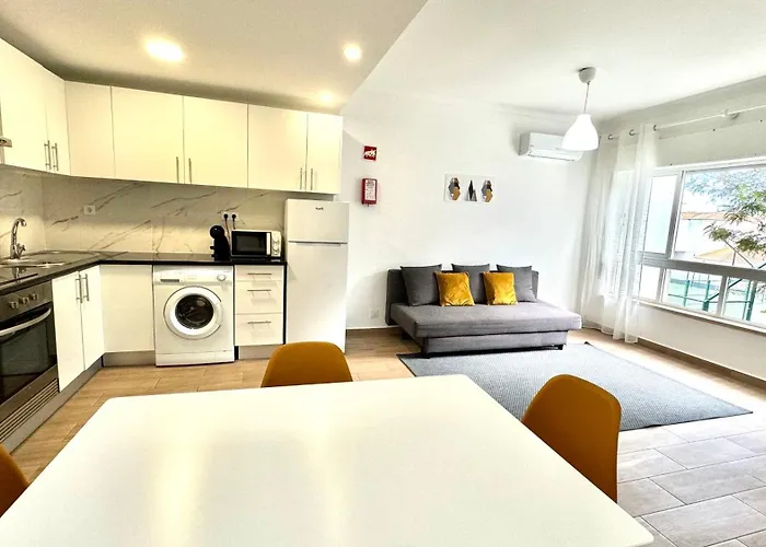 Da Rocha, Rosa, T1, Piscinas, Parqueamento E Internet By Ig *